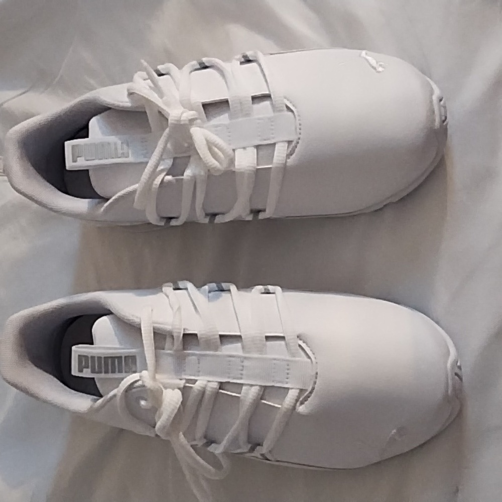 The size is an 8, but they are wide. I'm unable to wear these because of width.
